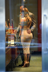 Jennifer Lopez – Shopping for Jewelry in Miami фото №1043179