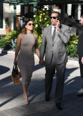 Jennifer Lopez – Shopping for Jewelry in Miami фото №1043184