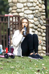 Jessica Alba at Coldwater Park in Beverly Hills фото №926137