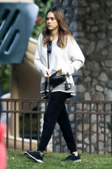 Jessica Alba at Coldwater Park in Beverly Hills фото №926139