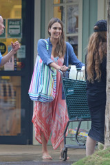 Jessica Alba – Buying Fire Crackers in Hawaii фото №931120