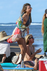 Jessica Alba in Bikini on the Beach in Kauaʻi, Hawaii  фото №931414