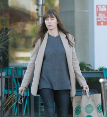 Jessica Biel – Shopping at Whole Foods in Santa Monica  фото №929371