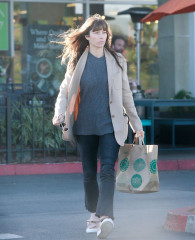 Jessica Biel – Shopping at Whole Foods in Santa Monica  фото №929372