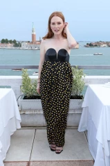 Julianne Moore - An Unforgettable Story Inaugural Cocktail in Venice 09/30/2022 фото №1350344