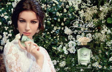 Kate King - photoshoot for Dolce&Gabbana Floral Drops fragrance фото №972579