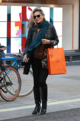 Kate Moss shopping at Hermes in London фото №1037644