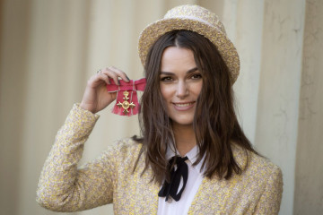 Keira Knightley – Investiture at Buckingham Palace in London фото №1125628
