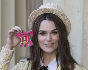 Keira Knightley – Investiture at Buckingham Palace in London фото №1125624