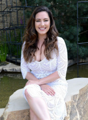 Kelly Brook at the Chelsea Flower Show in London фото №967658