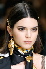 Kendall Jenner – Versace Show in Milan  фото №997493