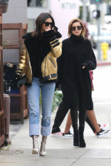 Kendall Jenner and Hailey Baldwin – Leave Zinque cafe in West Hollywood фото №931769