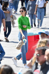 Kendall Jenner in Jeans at the Flea Market in Los Angeles  фото №950788