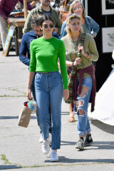 Kendall Jenner in Jeans at the Flea Market in Los Angeles  фото №950786