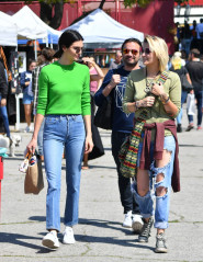 Kendall Jenner in Jeans at the Flea Market in Los Angeles  фото №950787