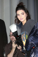 Kendall Jenner in Leather Mini Skirt in New York City фото №939884
