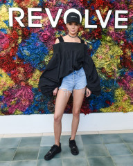 Kendall Jenner – REVOLVE Festival Day 2 at Coachella in Palm Springs фото №956666