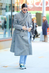 Kendall Jenner Wearing Balenciaga Coat – New York City  фото №1014403