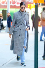 Kendall Jenner Wearing Balenciaga Coat – New York City  фото №1014406