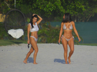 Kim Kardashian on the Beach in Mexico фото №959533