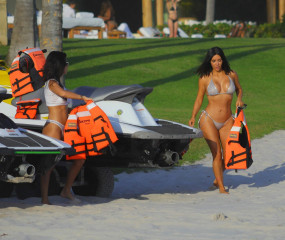 Kim Kardashian on the Beach in Mexico фото №959534