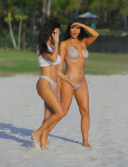 Kim Kardashian on the Beach in Mexico фото №959535