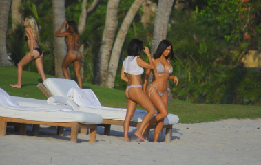 Kim Kardashian on the Beach in Mexico фото №959531