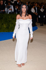 Kim Kardashian at MET Gala in New York  фото №961104