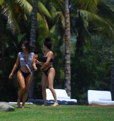 Kim Kardashian in Bikini – Mexico  фото №958844