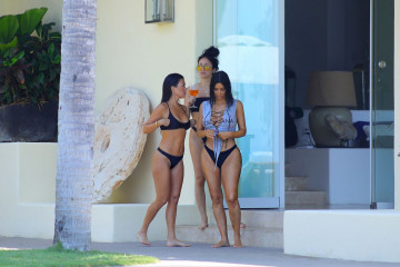 Kim Kardashian in Bikini – Mexico  фото №958841