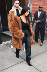 Kim Kardashian in Brown Fur Coat out in New York фото №941544