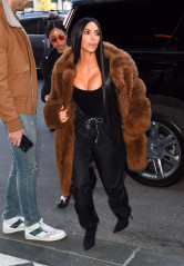 Kim Kardashian in Brown Fur Coat out in New York фото №941545