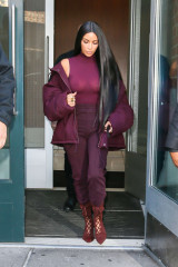 Kim Kardashian in Purple Out in New York City фото №941134