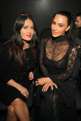 Kim Kardashian &amp; Salma Hayek – Balenciaga Women FW Fashion Show in Paris фото №1390396