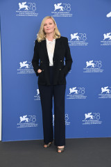 Kirsten Dunst - 'The Power Of The Dog' Photocall in Venice 09/02/2021 фото №1311368