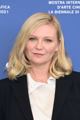 Kirsten Dunst - 'The Power Of The Dog' Photocall in Venice 09/02/2021 фото №1311364