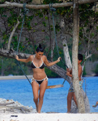 Kourtney Kardashian in Bikini on the Beach in Bali, October 2018 фото №1113656