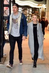 Kristen Bell and Dax Shepard out in New York фото №950449