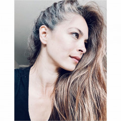 Kristin Kreuk – Gray Hair in Self-Portrait, May 2020 фото №1259902