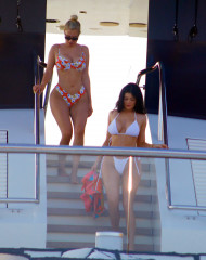 Kylie Jenner On a yacht in Capri 08/09/19 фото №1209146