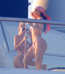 Kylie Jenner On a yacht in Capri 08/09/19 фото №1209147