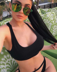 Kylie Jenner in Bikini – Instagram Photos фото №937149