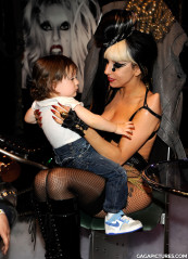 Lady Gaga May 23 - Born This Way - Signing Autographs фото №986613