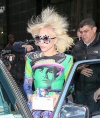 Lady Gaga in a Multicolored Dress – NYC 01/29/2018 фото №1036515