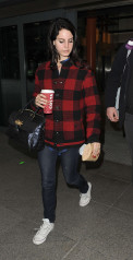  Lana Del Rey – Arriving at Heathrow Airport in London фото №931924