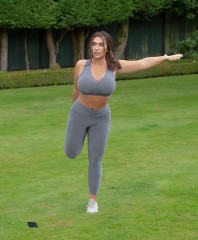LAUREN GOODGER Workout at a Park in Essex 08/05/2020 фото №1268053