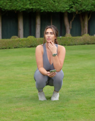 LAUREN GOODGER Workout at a Park in Essex 08/05/2020 фото №1268052