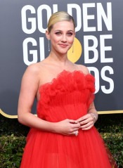 Lili Reinhart – 2019 Golden Globe Awards Red Carpet фото №1133449
