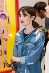 Lily Collins – Beau Dunn’s Plastic Opening in West Hollywood  фото №924424