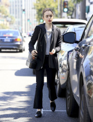 Lily Collins Casual Style – Beverly Hills  фото №952872